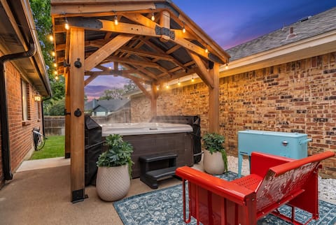NEW Hot Tub, 65”TV, Arcade, Coffee Bar, 450MB WIFI