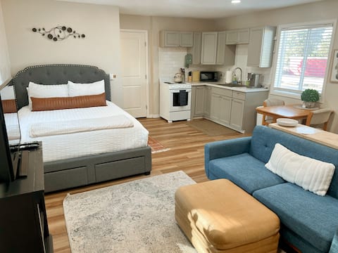 Top performing Airbnb: Charming Cabin Studio• steps to Cafe! Fenced patio in Black Forest