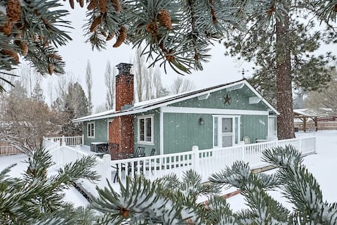 Ponderosa Pine Retreat-4 bedroom, hot tub, firepit