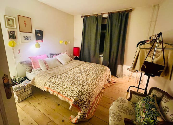 Futónová posteľ je široká 1,80 m. Zábradlie je na vaše oblečenie. 