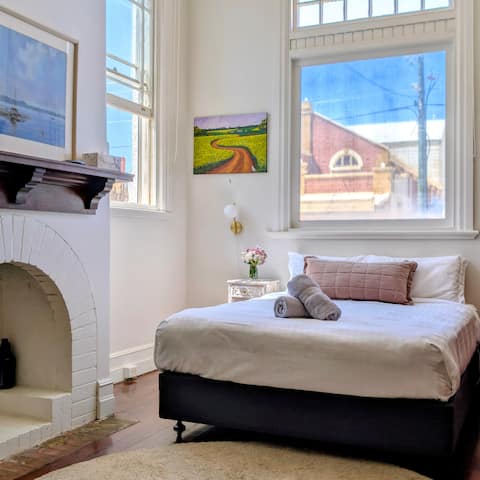 Art Deco heritage 2 bedroom suite in Merredin CBD