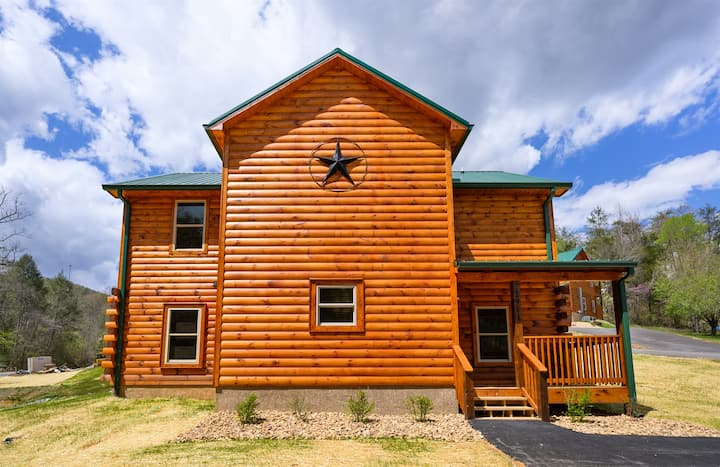 Last Minute June Specials! 1mi To Pkwy, Arcade, Pool Table, Dog-friendly - Pigeon Forge, TN