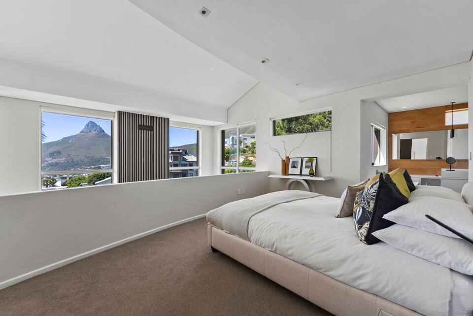 A double-height villa under Lion's Head, Bakoven, Cape Town, South Africa, photo 7 of 10
