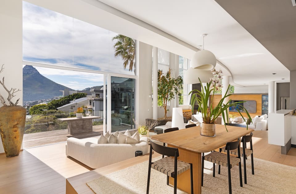 A double-height villa under Lion's Head, Bakoven, Cape Town, South Africa, photo 5 of 10