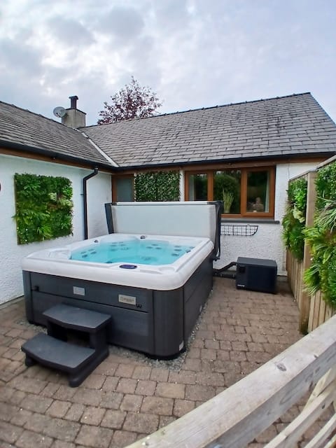 Boutique  Lakeland couples retreat with hot tub