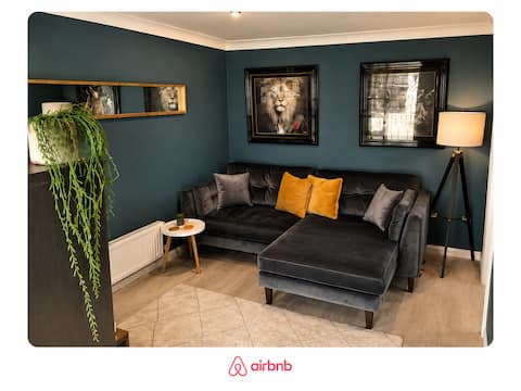 Top Airbnb: House, FREE private Parking, Central and Quiet. in Cheshire West And Chester