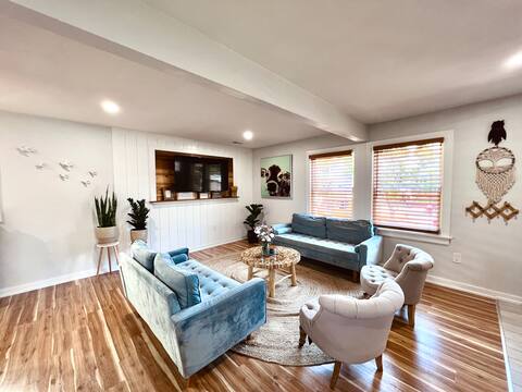 Unique Wildwood 3 BR 1,5 BA House -Heart of town-