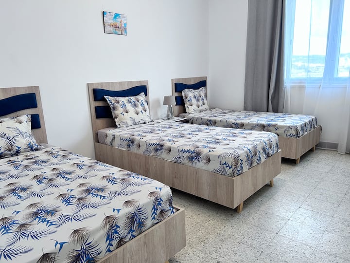 Spavaća soba s 3 kreveta za jednu osobu s novim ortopedskim madracima - pogled na more.