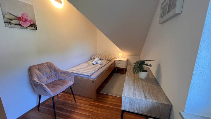 Schlafzimmer 2