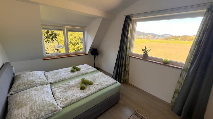 Schlafzimmer 1
