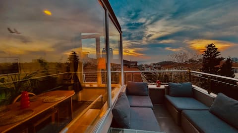 Central Safe Duplex with Sea View in Bostanci