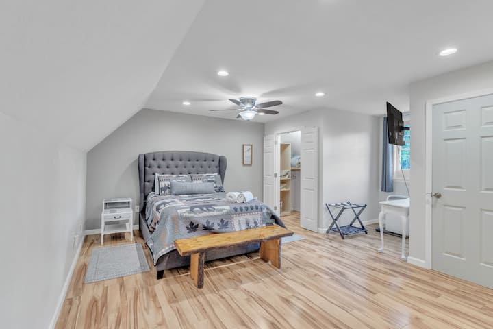 Queen bed, large closet, TV, attached bathroom, 
2nd floor