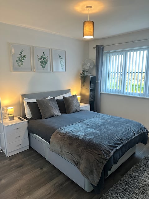 Successful Airbnb property: LFC & City Centre • Free Parking • Modern Apt in Kirkdale