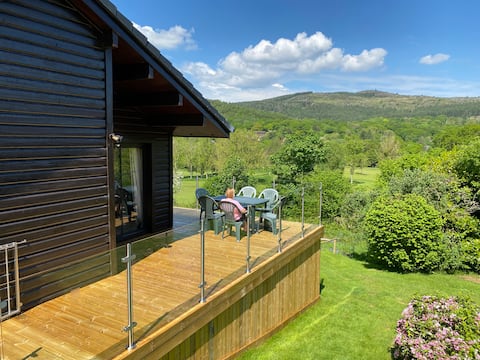 Rural 3 bedroom log cabin in lovely coastal area.