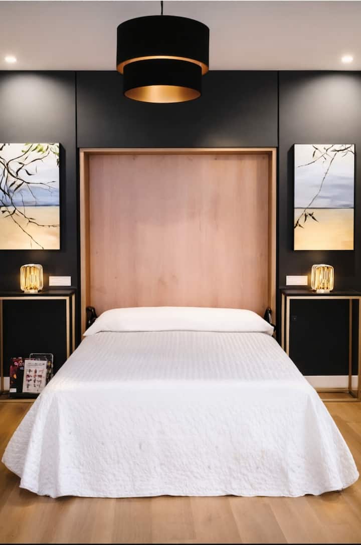 Елегантен простор за одмор. Вграден кревет од 135 см (53 инчи) кој нежно се спушта од ѕидот, со висококвалитетна основа со пружини и душек. Опремен со памучни чаршафи со голем број влакна, вграден плакар и преграда за соба за дополнителна приватност.