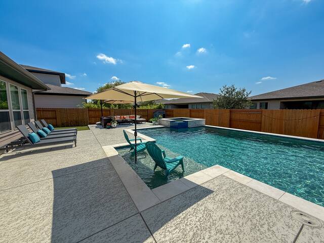 SE Austin 4-bedroom 3.5 bath house w/ pool gallery image 2
