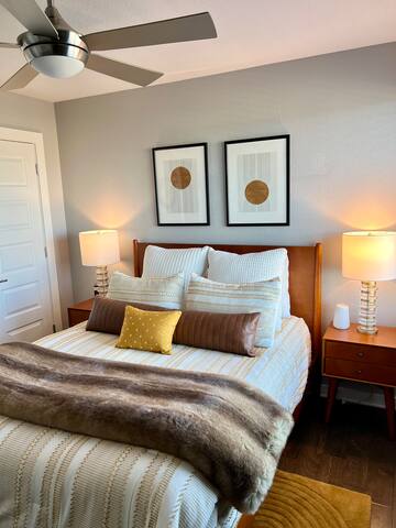 SE Austin 4-bedroom 3.5 bath house w/ pool gallery image 5