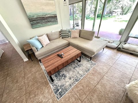 Popular Airbnb listing: Poppy's Place | Lakefront, Kayaks, SUPs, Dogs Ok in Seguin
