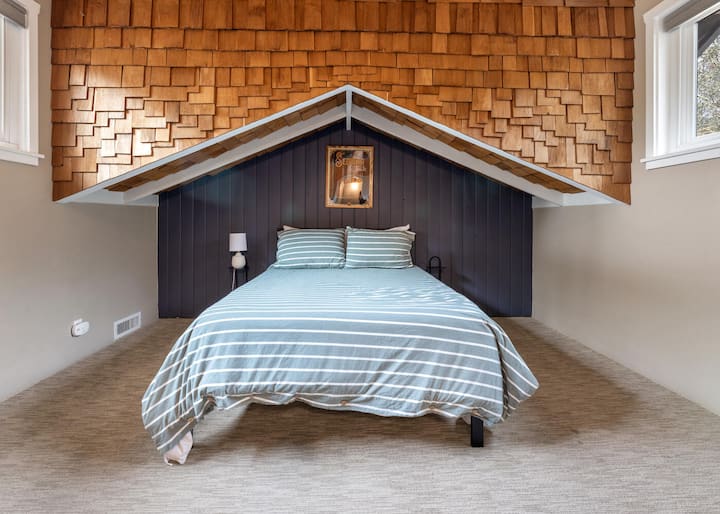 El acogedor dormitorio tipo loft ofrece un refugio único, perfecto para aquellos que buscan un espacio tranquilo y elevado con encantadoras vistas del paisaje circundante.