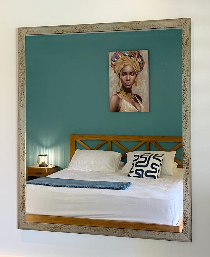 Apartman s velikim bračnim krevetom, odvojen od glavnog stambenog prostora, s pogledom na Karipsko more i prostranu terasu s 5 zvjezdica Villa Prestige Coco Cannelle. Čaroban pogled na zaljev Grande Anse Beach u Deshaiesu