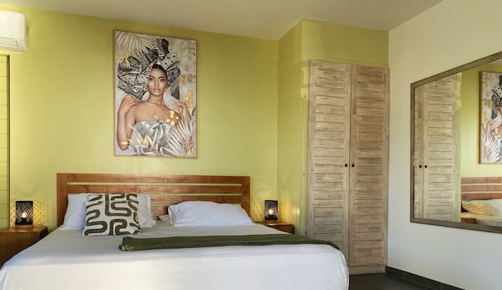 Bračni krevet (180 – 220 cm) u spavaćoj sobi u prizemlju, apartman s vrlo velikom kupaonicom