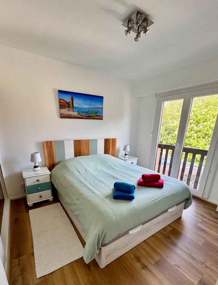 غرفة جديدة بمساحة 9 أمتار مربعة تم تجديدها في عام 2025 مع غرفة ملابس وإطلالات على الغطاء النباتي 