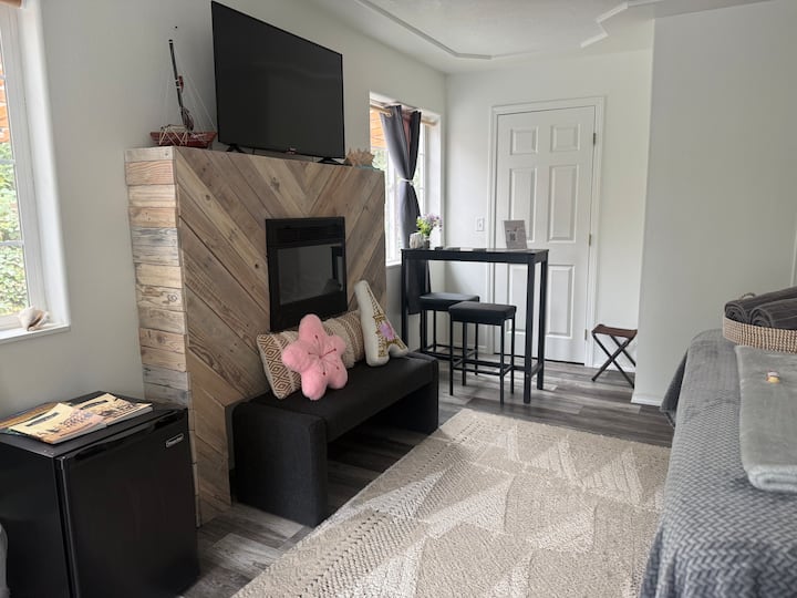 Your Private Retreat Awaits – Hot Tub & King Bed - Coos Bay, OR