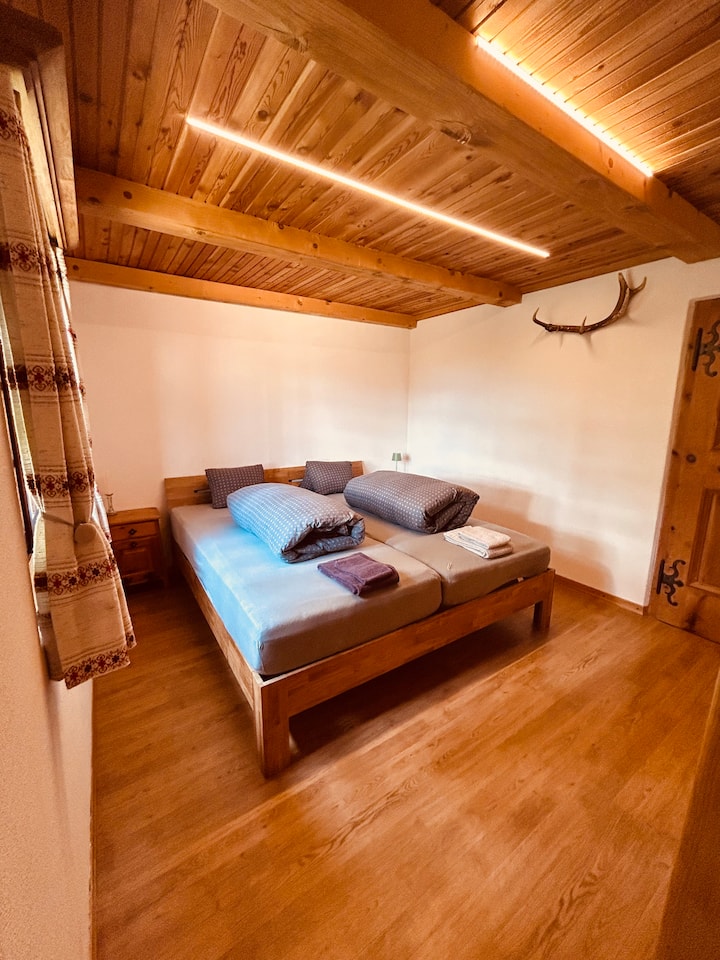 პირველ სართულზე ორადგილიანი საძინებელი