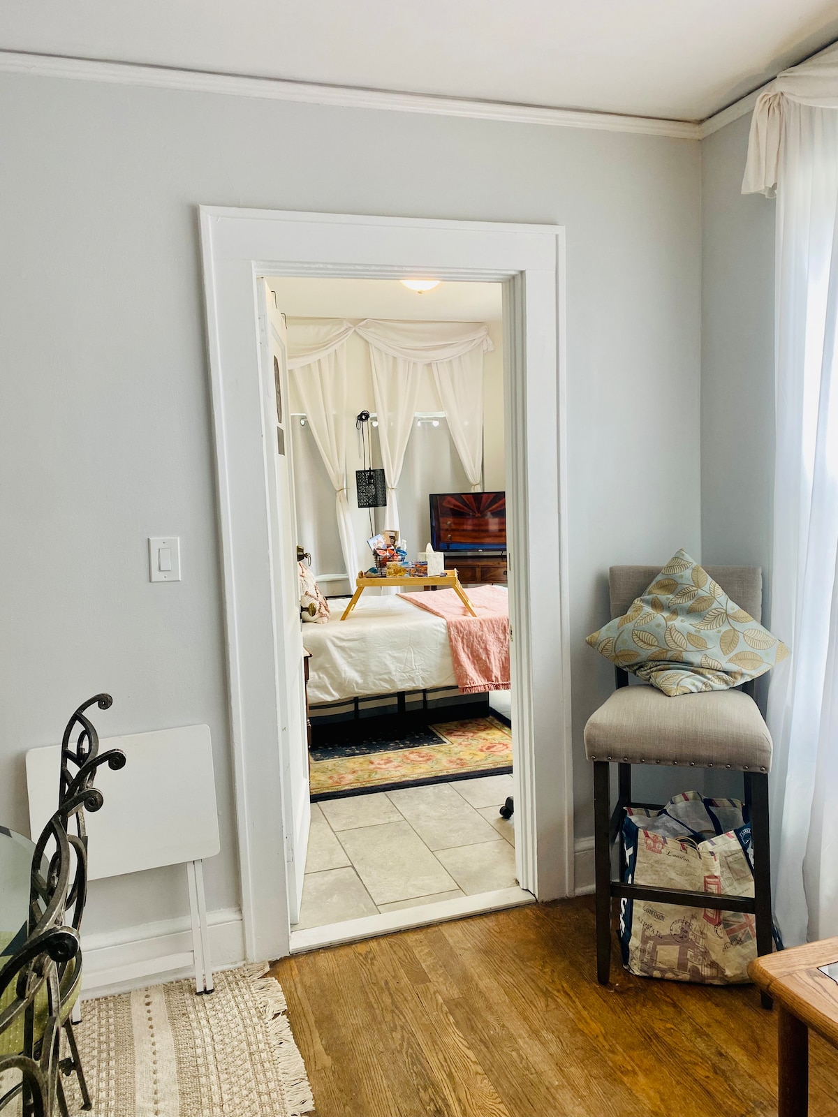 Iko kwenye kona ya mbele ya nyumba.  Karibu na sebule/eneo la kulia chakula.