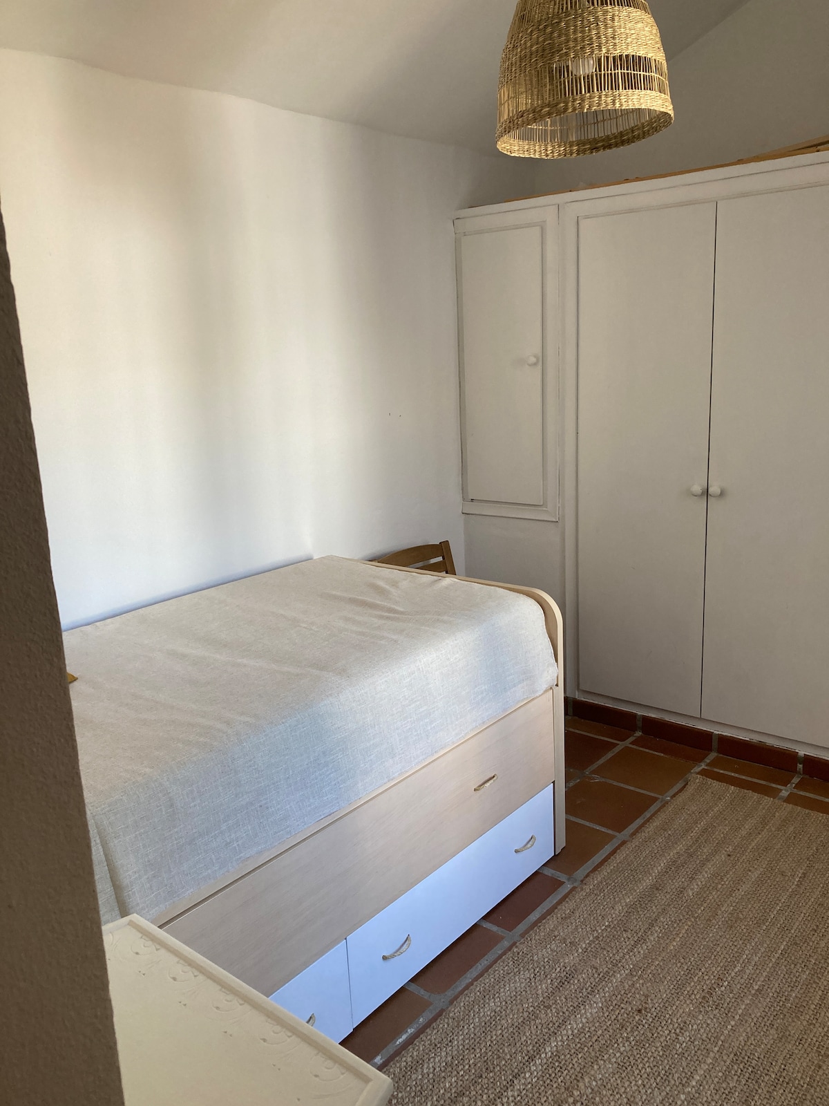 غرفة النوم في الخلف.