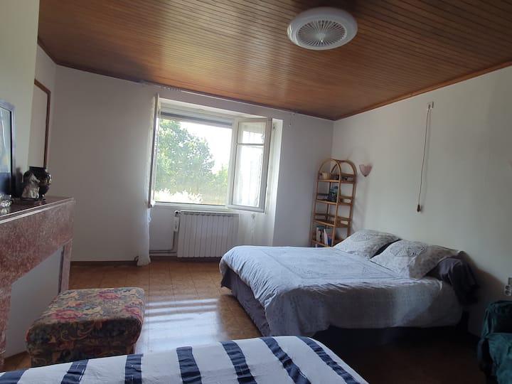 Chumba hiki kilikarabatiwa mwaka 2025 (kupaka rangi...). 
Feni ya dari itakusaidia kupunguza joto msimu huu wa joto na kupumzika vizuri usiku kucha!