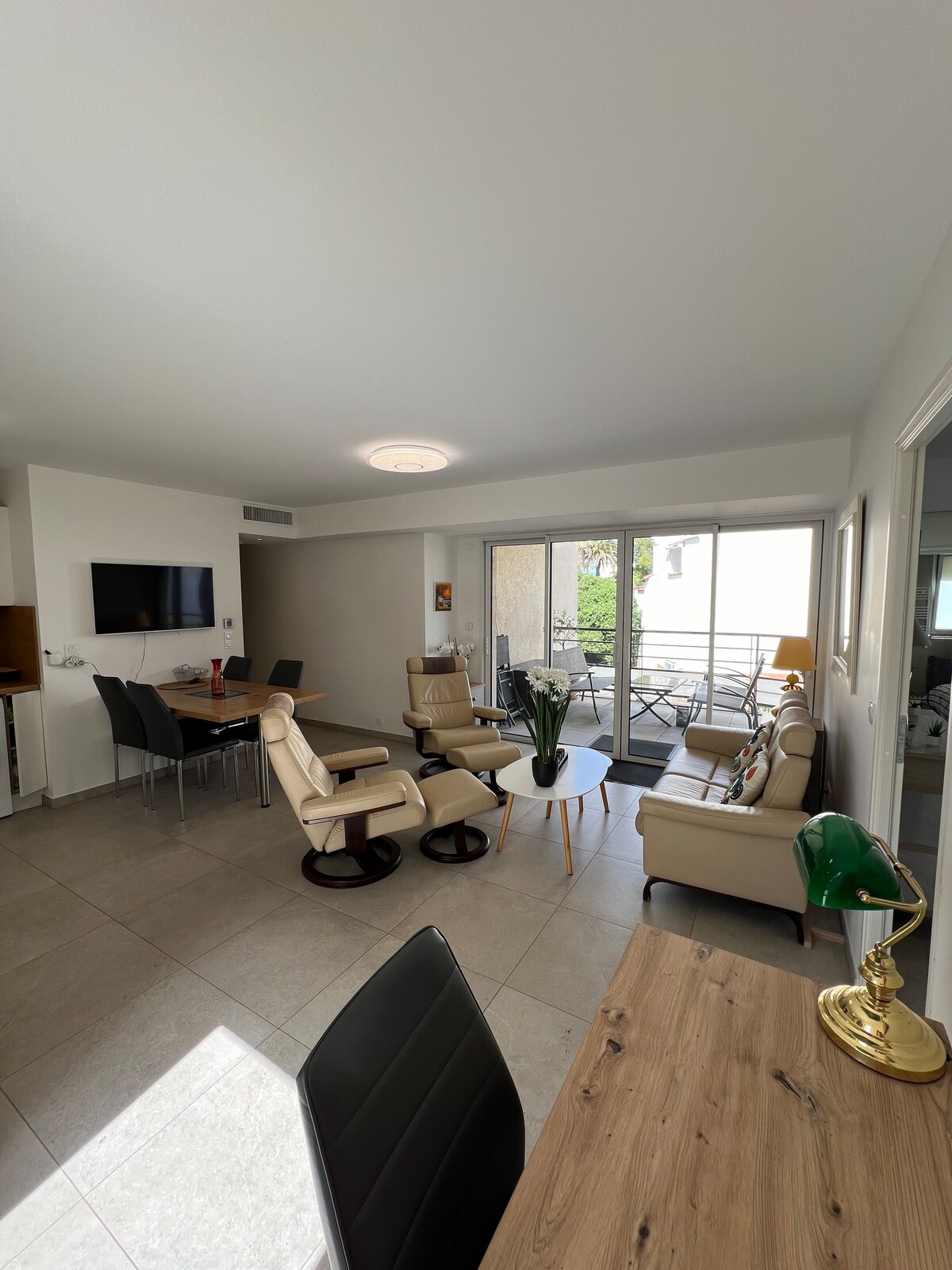 Popular Airbnb listing: Beachfront apartment with garage in Saint Raphaël