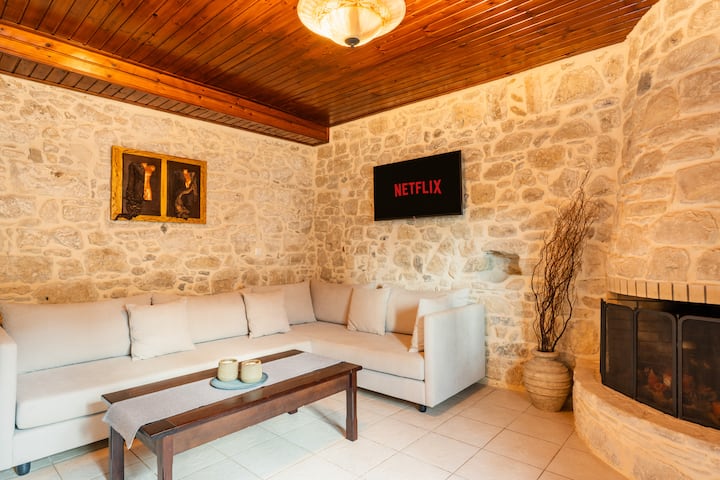 Le salon est équipé d'une télévision connectée, d'un canapé-lit pouvant accueillir deux personnes supplémentaires et d'un fauteuil pouvant accueillir une personne supplémentaire. 