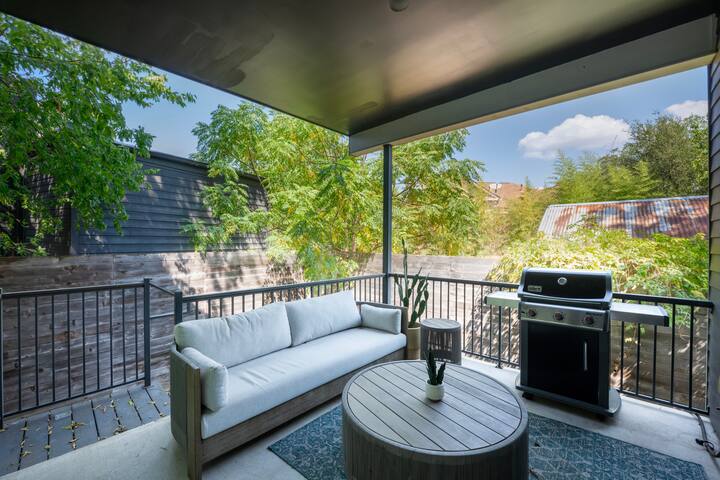 Charming & Lux House Steps from South Congress gallery image 3