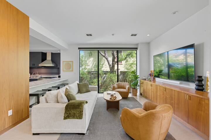 Charming & Lux House Steps from South Congress gallery image 2