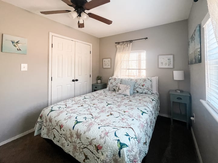 Hneď vedľa obývačky je apartmán Kolibrí s množstvom priestoru v skrini a výhľadom!