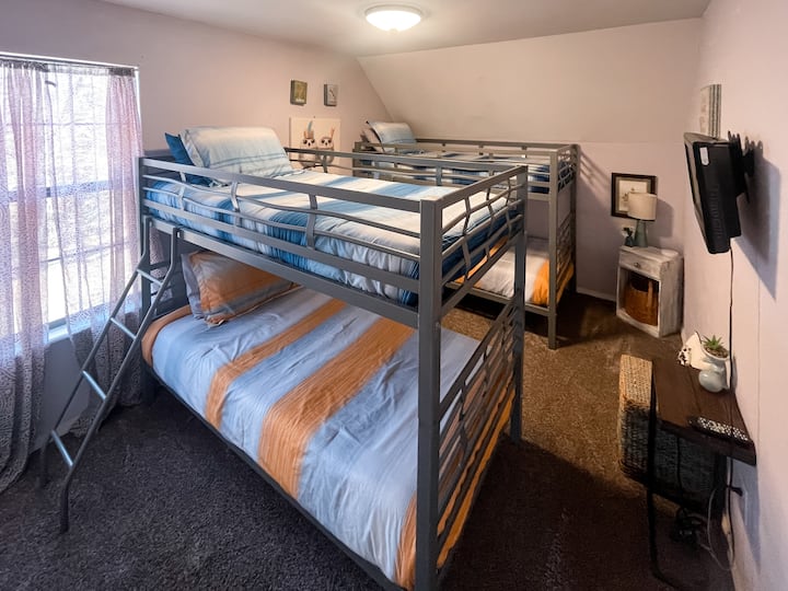 Spálňa pre deti v štýle letného tábora! Plná skriňa hier, filmov a kníh!