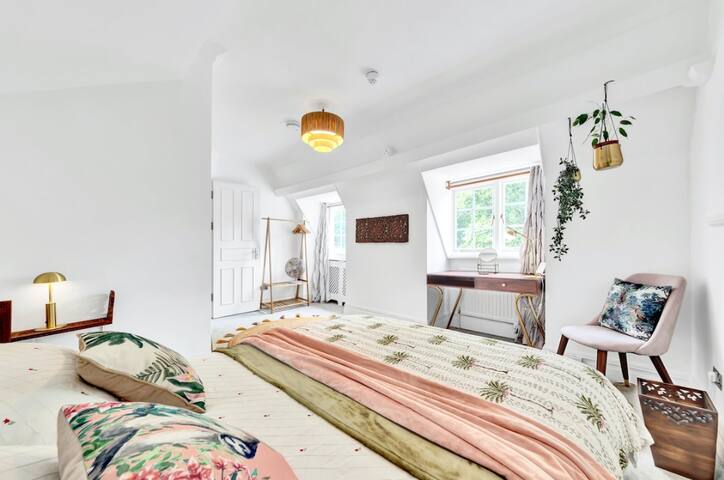 Exceptional historic retreat, Kensington & Chelsea gallery image 3