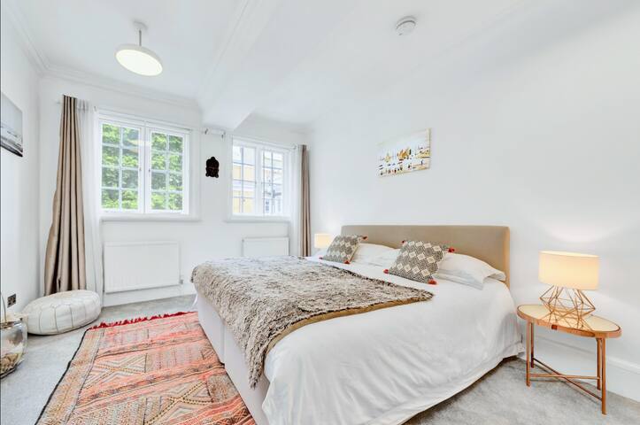 Exceptional historic retreat, Kensington & Chelsea gallery image 5
