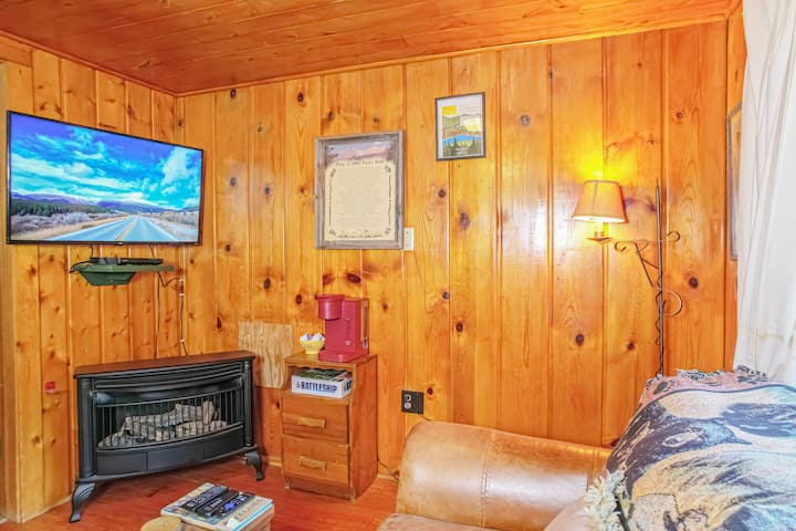 Quaint Riverfront Cabin W/ Hot Tub - Dreamcatcher - Estes Park, CO