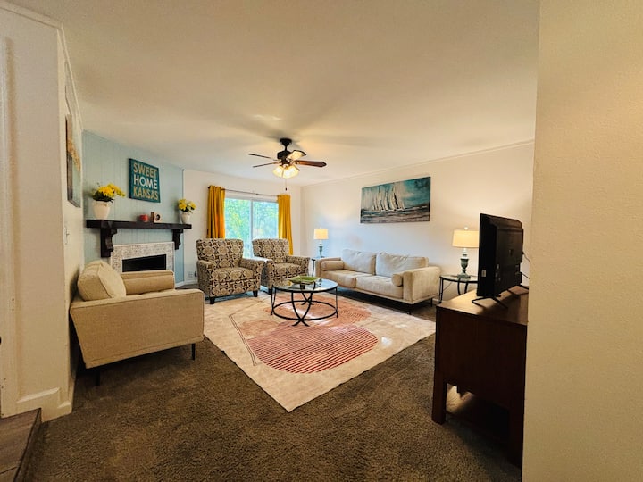 Family Friendly | 5 Mins To Wsu | Spacious - Wichita, KS