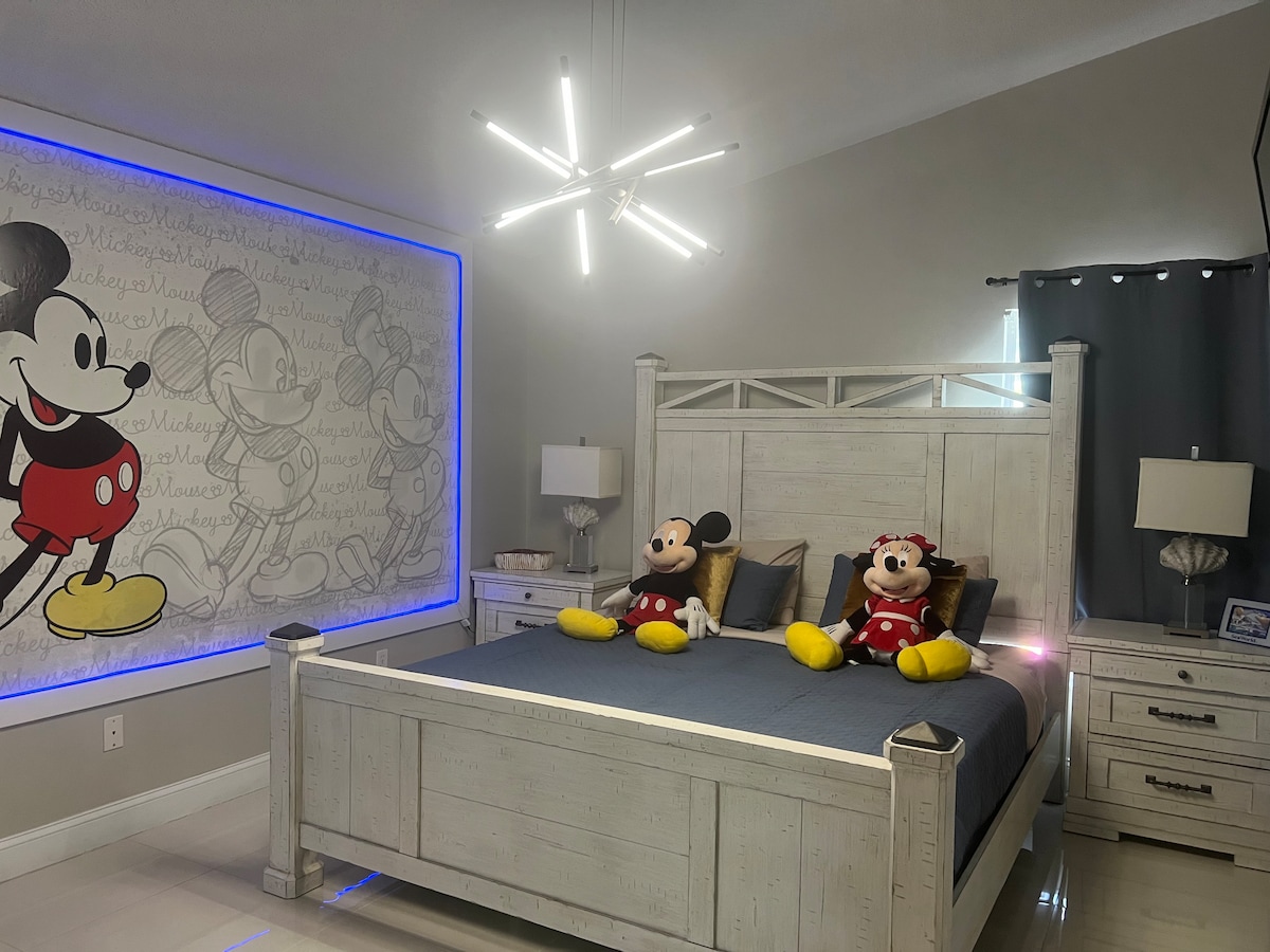 Classic Themed Mickey Mouse king Master 
Izba č.1 (manželská posteľ) 