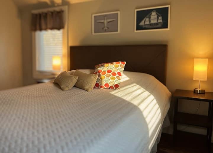 تمتد غرفة النوم الرئيسية على طول البيت مع نوافذ من ثلاثة جوانب وفخامة في جميع الأنحاء 