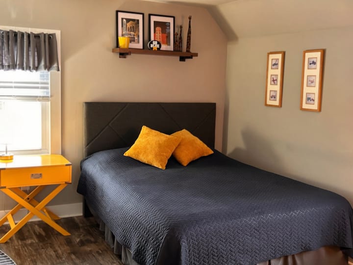 غرفة الذرة والأزرق هي ملاذ مريح لشخصين تحتوي على غرفة نوم بحجم كوين مع أسرّة فاخرة وشحن بجانب السرير وتلفزيون ذكي 43بوصة وغرفة للاسترخاء في راحة هادئة.