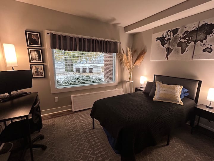 غرفة نوم توأم في الطابق الأرضي في مخطط مفتوح مع غرفة معيشة (تحتوي غرفة المعيشة على أبواب خصوصية مما يجعلها مساحة خاصة كبيرة جدًا). تشمل الغرفة مكان عمل وستائر خصوصية ومدفأة مضاءة بالشموع. مريح للغاية. 