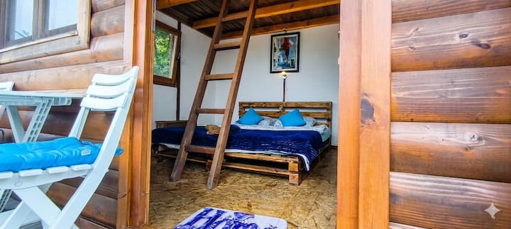 Soba s krevetom koji se može razdvojiti u dva odvojena kreveta i jednim većim krevetom na kat