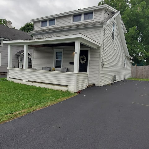 Cottage getaway, pet friendly, fully fenced yard
