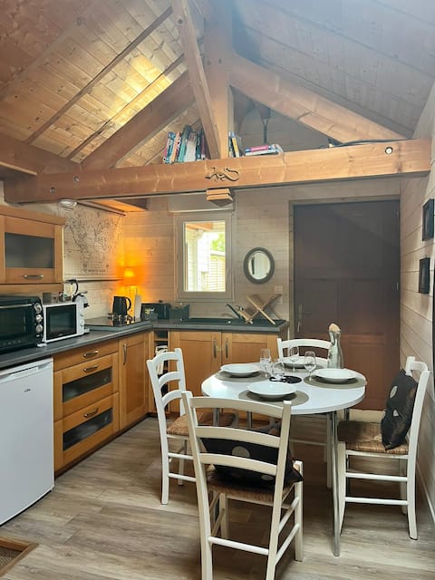 Popular Airbnb listing: Large studio with outdoor area 5 minutes from the beach in Saint Malo