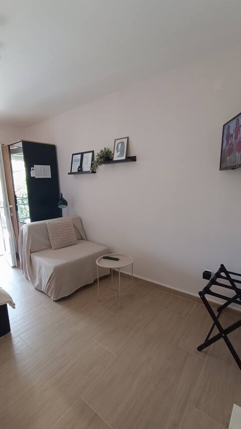 Top performing Airbnb: Mini studio apartment + separate entrance + free parking in Općina Starigrad