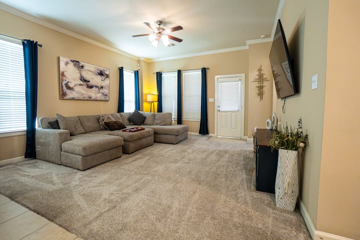 Beautiful 3 Bedroom Home 10 Mins From Iah - Humble, TX